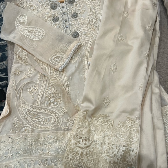 Like new girl 6  to 7 party dresses  Pakistani boutique - Picture 4 of 11